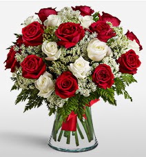 Vazoda 12 k�rm�z� 12 beyaz g�l tanzimi  Ankara 14 �ubat uluslararas� �i�ek g�nderme 