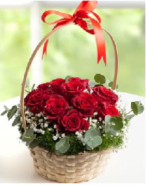 Sepet i�erisinde 12 adet k�rm�z� g�l  Ankara 14 �ubat �i�ek , �i�ek�i , �i�ek�ilik 