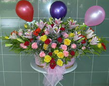  Ankara 14 �ubat cicek , cicekci  sepet i�erisinde yayvan �i�ekler ve balon