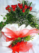  Ankara 14 �ubat sevgililer g�n� �i�ek sat���  11 adet kirmizi g�l beyaz krepte