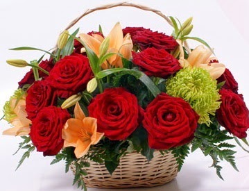 Sepette 5 adet k�rm�z� g�l ve k�r �i�ekleri  Ankara 14 �ubat �i�ek g�nderme sitemiz g�venlidir  