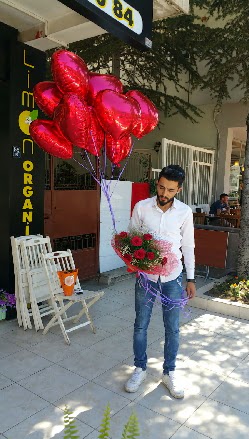 10 adet kalp folyo balon 12 adet k�rm�z� g�l buket